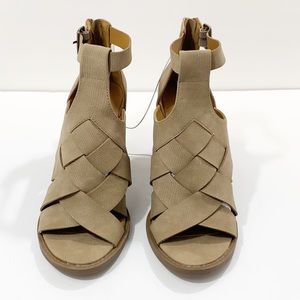 Universal thread auburn faux leather heels